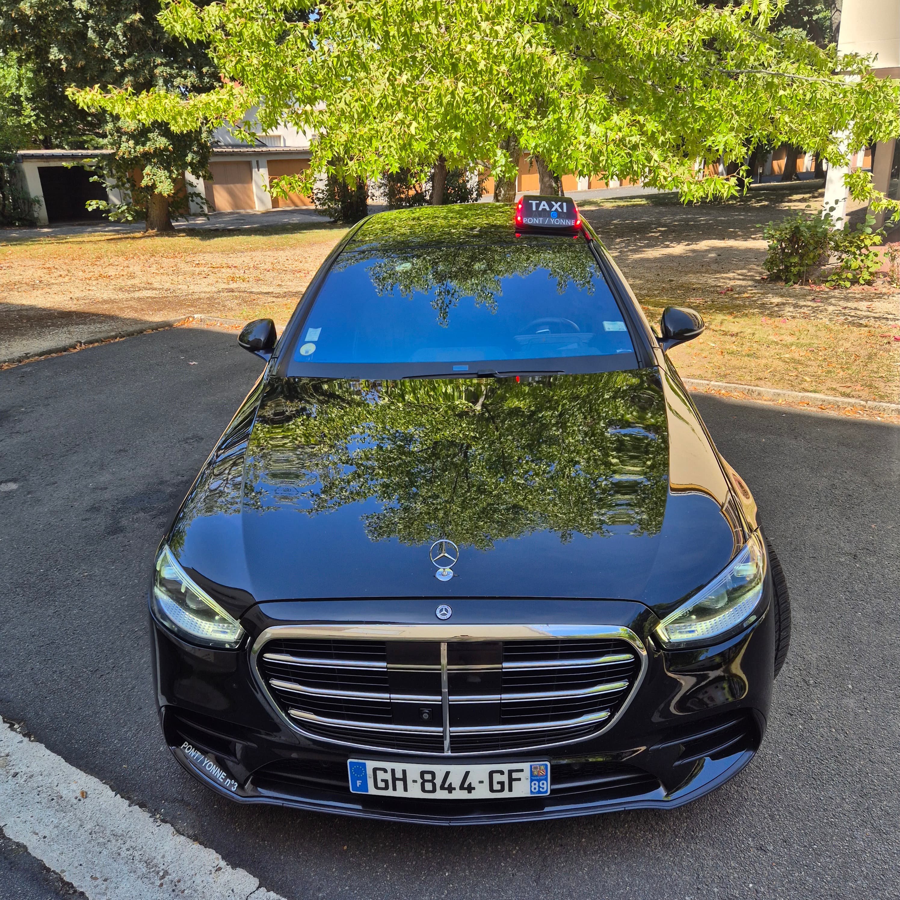 Taxi arc en ciel classe S à l'avant